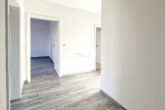 Flur, Büro und Schlafzimmer - Bezugsfertige EG-Wohnung (rechts) mit Terrasse und Garten!
