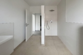 Bad - Dusche - Bezugsfertige EG-Wohnung (rechts) mit Terrasse und Garten!