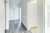 Flur, Bad und Schlafzimmer - Bezugsfertige EG-Wohnung (rechts) mit Terrasse und Garten!